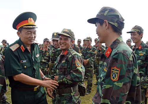 Trung tướng Phạm Văn Dỹ, Chính ủy Quân khu 7, chúc mừng các quân nhân hoàn thành nhiệm vụ diễn tập.