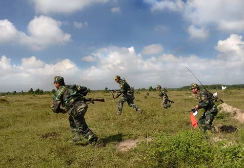 Thê đội 2 thực hành truy quét địch.