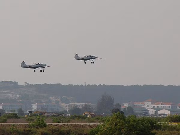 Cất cánh biên đội làm nhiệm vụ bay huấn luyện.