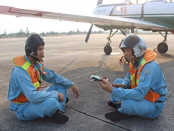 Thầy và trò trao đổi kinh nghiệm sau chuyến bay.