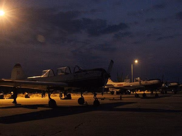 Đội hình máy bay sẵn sàng cất cánh (lúc này là 5 giờ sáng).