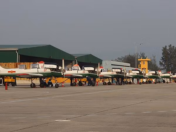 Đội hình máy bay chuẩn bị cho lần cất cánh tiếp theo.