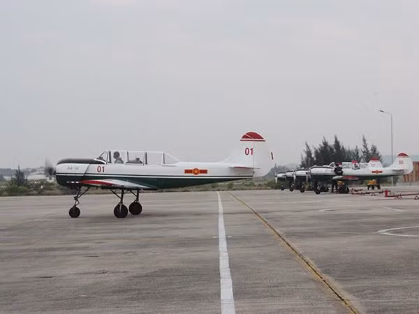 Máy bay cơ động ra đường băng.