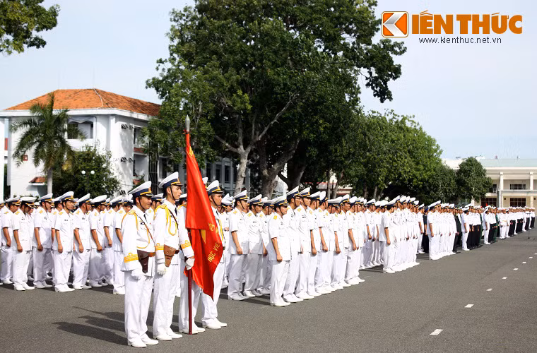 Bên cạnh giảng dạy lý thuyết, nhà trường rất quan tâm đến khả năng thực hành của học viên bằng cách tổ chức huấn luyện hàng ngàn giờ hoạt động trên biển từ Nha Trang – Đà Nẵng tới Hải Phòng – Quảng Ninh. Ảnh: Khối Quân kỳ trong đội hình Khai giảng.