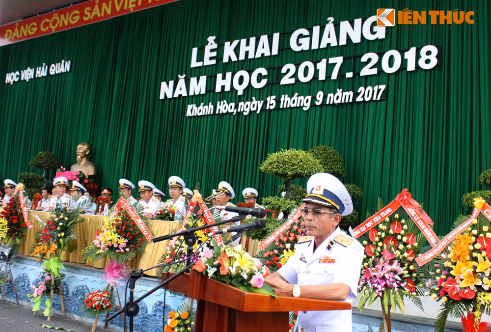 Chuẩn Đô đốc Lương Việt Hùng – Phó Tư lệnh Hải quân đã tới dự và có bài phát biểu trước hàng ngàn cán bộ, giảng viên, học viên công nhân viên toàn Học viện.