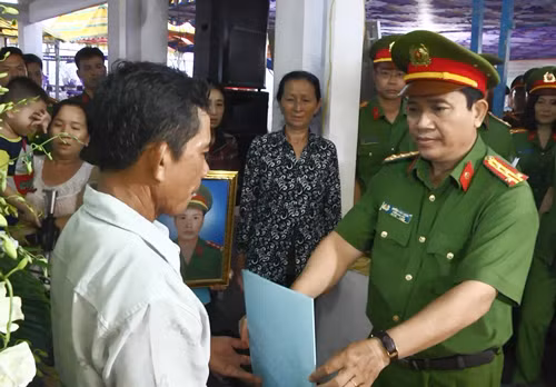 Nhang muoi gay chay nha, thuong uy canh sat TP.HCM hy sinh-Hinh-2