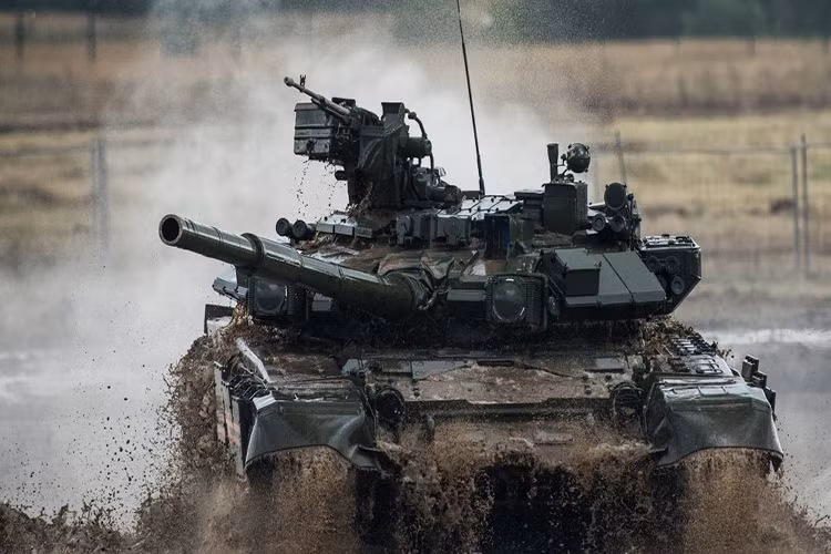 T-90A được coi là một trong những loại xe tăng có lớp bảo vệ tốt nhất thế giới hiện nay. Đây cũng là loại xe tăng đầu tiên trên thế giới được trang bị hệ thống bảo vệ 4 lớp gồm: lớp 1 là hệ thống phòng thủ chủ động quang điện gây nhiễu Shtora-1 để chống; lớp 2 là hệ thống phòng thủ chủ động ARENA chuyên đánh chặn các loại đạn chống tăng trước khi chúng lao vào xe, lớp thứ 3 là giáp phản ứng nổ gắn ngoài, và lớp cuối cùng là vỏ giáp được kết hợp giữa thép độ bền cao và vật liệu tổng hợp (composite). Nguồn ảnh: defenceupdate.in.