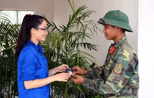 Chén nước chè xanh cảm ơn anh bộ đội của người con gái xứ Nghệ. Nguồn ảnh: QĐND.