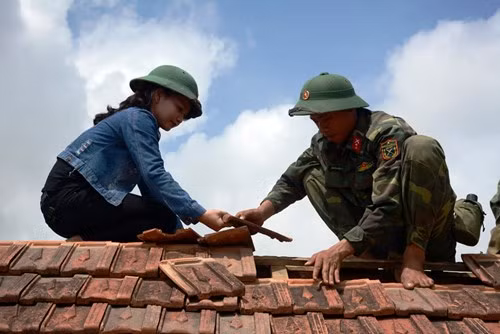 Đoàn viên, thanh niên các địa phương cũng xung kích cùng các chiến sĩ. Nguồn ảnh: QĐND.
