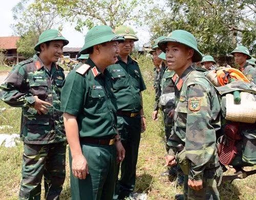 Lãnh đạo Quân khu 4 cũng xuống tận nơi kiểm tra, động viên bộ đội. Nguồn ảnh: QĐND.