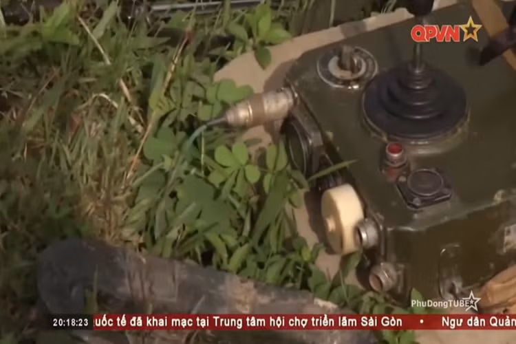 Trong mỗi tổ hợp B-72 cũng được trang bị một hộp điều khiển dẫn bắn 9S415 có dây dẫn nối trực tiếp với tên lửa và việc điều khiển tên lửa sau khi bắn được thực hiện trực tiếp thông qua dây dẫn này. Trong ảnh là một phần của hộp điều khiển 9S415. Nguồn ảnh: QPVN.