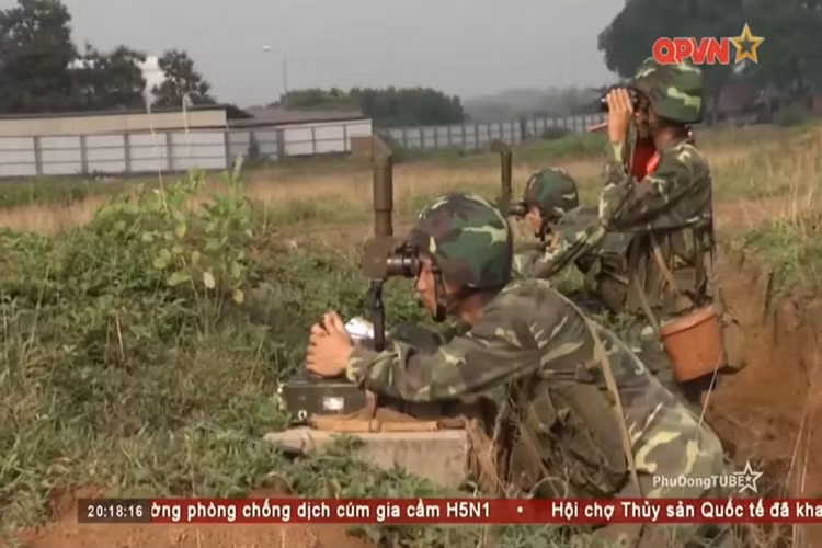 Mỗi tổ đội chiến đấu của B-72 thường từ 2-3 người với một trắc thủ và hai pháo thủ, trong đó pháo thủ có nhiệm vụ triển khai đạn tên lửa ra trận địa còn trắc thủ thực hiện xác định cự ly và hướng bắn từ trận địa tới mục tiêu. Nguồn ảnh: QPVN.