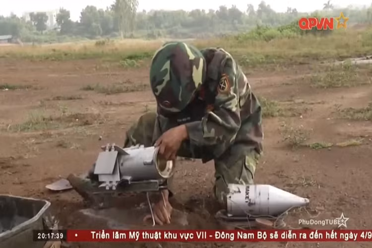Quan trọng nhất là quá trình pháo thủ triển khai lắp đặt tên lửa đúng theo hướng vật chuẩn và ngụy trang toàn bộ tổ đội tên lửa kín đáo, ngay cả khi thu hồi tên lửa thao tác của người pháo thủ cũng phải thật nhanh những vẫn phải đảm bảo an toàn. Nguồn ảnh: QPVN.