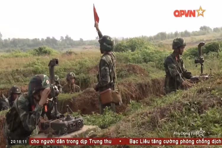 Đội hình trắc thủ B-72 sẵn sàng khai hỏa tiêu diệt mục tiêu sau khi tên lửa đã được triển khai trên trận địa. Nguồn ảnh: QPVN.