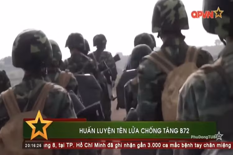 Tên lửa chống tăng dẫn đường B-72, là một trong những trang bị chính của Tiểu đoàn tên lửa chống tăng 371 thuộc binh chủng pháo binh. Các nội dung huấn luyện của đội cơ động thực hành khai thác tên lửa B-72 là một trong những công tác huấn luyện trọng tâm của đơn vị. Nguồn ảnh: QPVN.