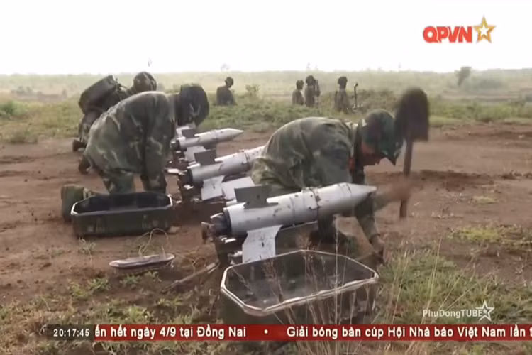 Cận cảnh tên lửa chống tăng dẫn đường B-72 của tiểu đoàn 371 sau khi dàn trận, mỗi tổ đội có thể mang theo tối đa hai đạn tên lửa, và với 3 tổ đội thì đơn vị chiến đấu cơ động có ít nhất 6 lần bắn. Nguồn ảnh: QPVN.