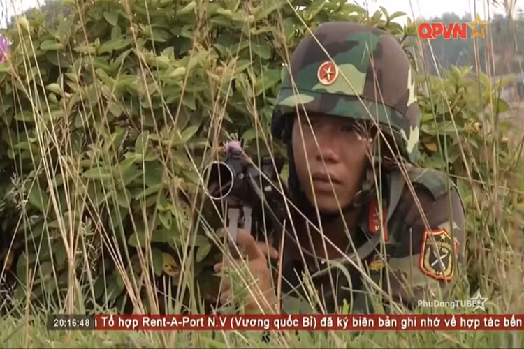 Với thiết kế và tính năng kỹ chiến thuật của tên lửa B-72, trong huấn luyện đội cơ động của tiển đoàn 371 phải lợi dụng địa hình địa vật nhanh chóng triển khai các tổ chiến theo sơ đồ chiến thuật và từng bước chiếm lĩnh trận địa tiến công, nhằm triển khai các tên lửa B-72 đến đúng trận địa phù hợp. Một vị trí hỏa lực trong đội cơ động tên lửa chống tăng B-72 với trang bị là súng chống tăng vác vai B-41. Nguồn ảnh: QPVN.