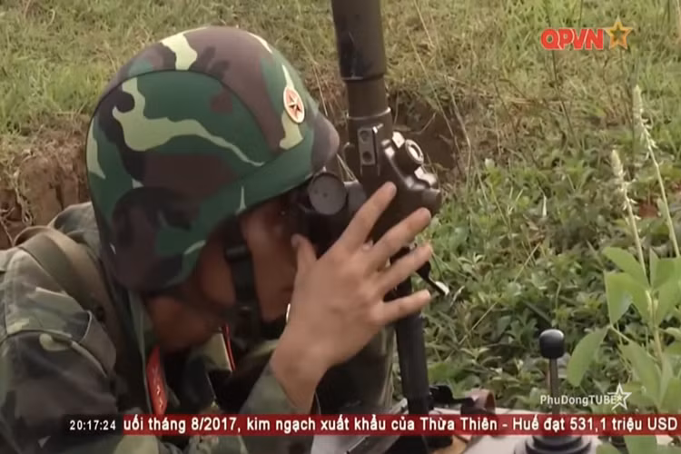 Ngay sau khi chỉ huy tổ đội B-72 xác định rõ mục tiêu vị trí vật chuẩn, thì từng tiểu đội tiếp tục bám, nắm sát theo vật chuẩn từ đó xác định cự ly, góc độ và hướng bắn hiệu quả để triển khai tên lửa. Nguồn ảnh: QPVN.