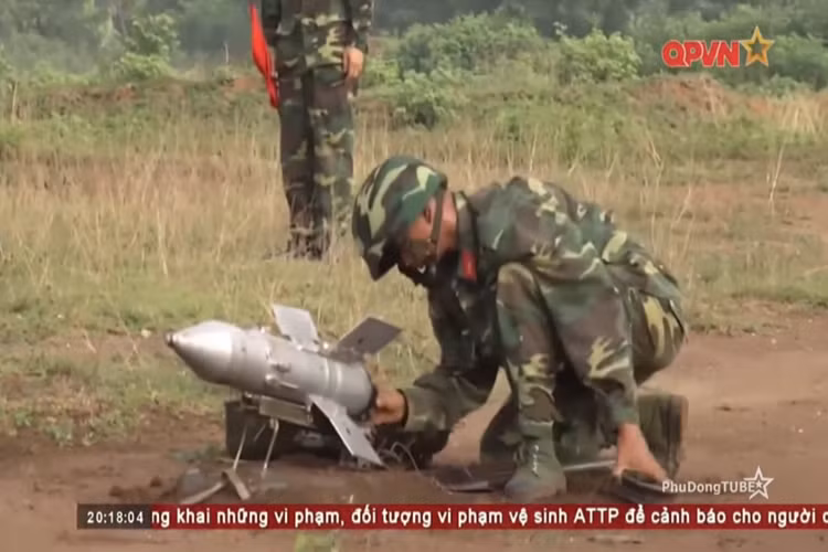 B-72 có thông số kỹ thuật cơ bản với phần thân tên lửa dài 0.86m, đường kính thân 125mm và có sải cánh điều hướng 0,393m. Trọng lượng của tên lửa tùy thuộc vào từng biến thể từ 10.9kg cho đến 11.4kg với tầm bắn hiệu quả trong mức 500m-3.000m có khả năng xuyên giáp đồng nhất 400mm. Nguồn ảnh: QPVN.