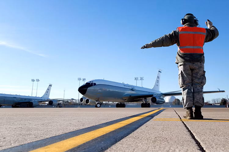 Phần khung thân của WC-135 được lắp đặt một lớp vỏ lọc than cỡ lớn giống các tấm lọc không khí HEPA/ULPA chính lớp vỏ này giúp bảo vệ phi hành đoàn khỏi bụi phóng xạ bên trong không khi. Và khi phải di chuyển qua các khu vực có dư lượng bụi phóng xạ lớn hầu như toàn bộ phi hành đoàn của WC-135 đều phải thở mặt nạ dưỡng khí và quá trình giám sát tiếp xúc với bụi phóng xạ trên WC-135 diễn ra rất khắt khe. Hiện tại Không quân Mỹ chỉ biên chế duy nhất hai chiếc WC-135. Nguồn ảnh: World-Herald.