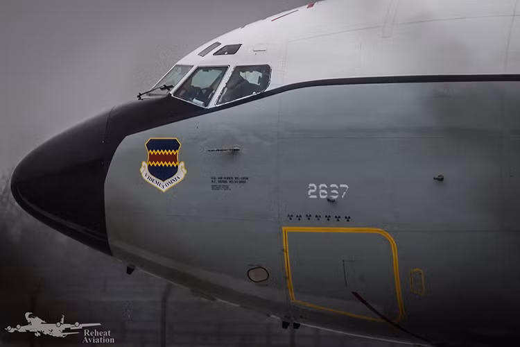 Nhiệm vụ của phi hành đoàn WC-135 là lấy và phân tích mẫu không khí đó nhằm xác định dư lượng bụi phóng xạ có trong không khí theo thời gian thực. Bên cạnh đó thử nghiệm này cũng xác định được sức công phá của loại vũ khí hạt nhân mới được thử nghiệm. Kết quả thu về được từ WC-135 sẽ giúp Mỹ xác định được Triều Tiên có sở hữu bom H hay không. Nguồn ảnh: wordpress.com.