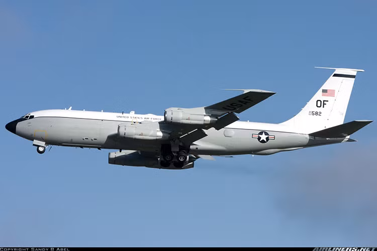 WC-135 phải bay qua khu vực có không khí được cho là có chứa bụi phóng xạ sau một vụ thử vũ khí hạt nhân để tiến hành lấy mẫu thử không khí và tiến hành thu thập dữ liệu trinh sátm mặt đất. Mẫu không khí sẽ được lấy thông qua 2 đầu hút đặc biệt được bố trí hai bên thân máy bay. Nguồn ảnh: Airliners.net.