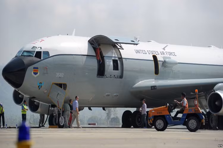 WC-135 và biến thể WC-135W hiện là các máy bay duy nhất của Mỹ thực hiện nhiệm vụ lấy mẫu không khí từ các vụ thử hạt nhân với phi hành đoàn từ Phi đội Trinh sát số 45 đóng tại căn cứ không quân Offutt ở Nebraska và với các chuyên viên kỹ thuật từ Trung tâm Ứng dụng Kỹ thuật Không quân Mỹ. Nguồn ảnh: Cavok.