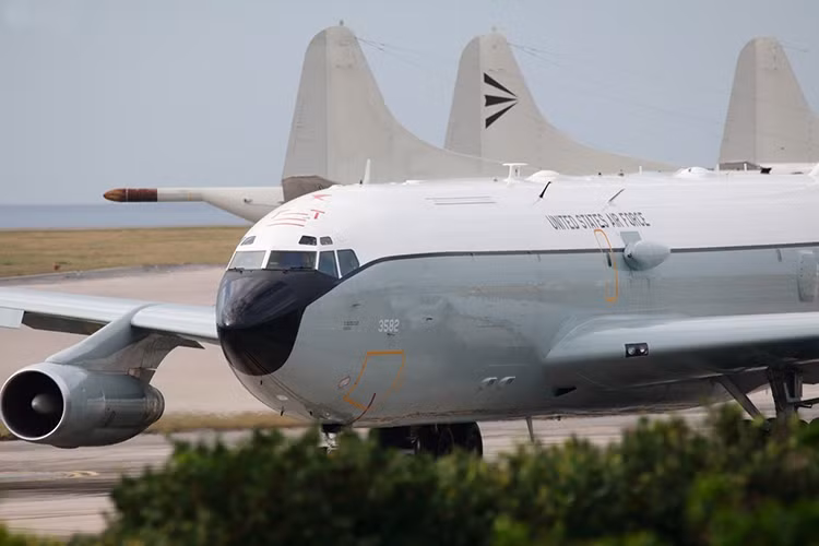 Nhiệm vụ chính của WC-135 là trinh sát thu thập dữ liệu và phân tích không khí tại các khu vực vừa xảy ra hoặc được xác định đã xảy ra các vụ nổ hạt nhân. Chính vì khả năng này mà WC-135 còn được Không quân Mỹ gọi với một cái tên khác là “chim dự báo thời thiết”. Nguồn ảnh: Cavok.