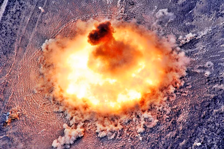 FOAB được Quân đội Nga thử nghiệm thành công vào ngày 11/9/2007, và nó có thiết kế không giống như các loại bom thông thường mà là một loại bom nhiệt áp có sức công phá cực lớn. Điểm đặc biệt của loại bom này là nó không sử dụng thuốc nổ làm thành phần chính mà sử dụng một hỗn hợp nhiên liệu khí hóa học tạo thành chất dẫn cháy, trong khi đó lõi thuốc nổ của bom chỉ đóng vai trò như ngòi nổ. Nguồn ảnh: MilitaryArms.ru.