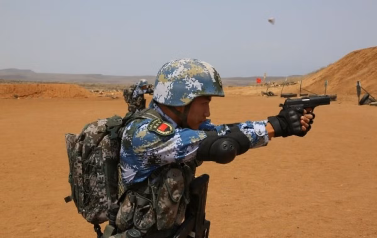 Trung Quốc bắt đầu xây dựng căn cứ tại Djibouti vào năm ngoái và đang tiếp tục hoàn thiện các trang thiết bị quân sự và cơ sở hạ tầng để tàu hải quân cập cảng. Căn cứ rộng 36 ha sẽ là nơi nạp nhiên liệu và hậu cần, phục vụ các tàu chiến tham gia hoạt động gìn giữ hòa bình và nhân đạo ngoài khơi bờ biển Yemen và Somalia.