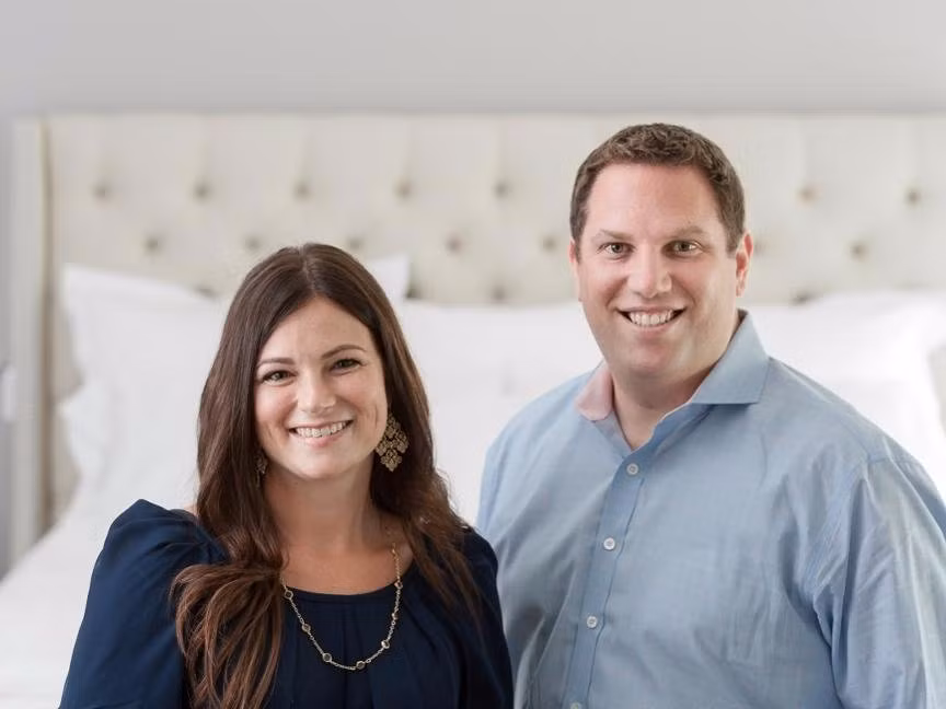 8. Cặp đôi Missy and Scott Tannen - Thương hiệu Boll &amp; Branch: Việc khởi nghiệp của cặp đôi này cũng bắt đầu từ việc bối rối và thất vọng khi chọn mua các sản phẩm chăn ga gối trên thị trường. Boll &amp; Branch chuyên sản xuất các sản phẩm làm từ bông hữu cơ cùng với giá cả phải chăng, sử dụng chuỗi cung ứng có thể truy xuất và theo dõi. Chẳng thế mà đây là thương hiệu chăn ga gối đầu tiên được chứng nhận bởi Fair Trade.