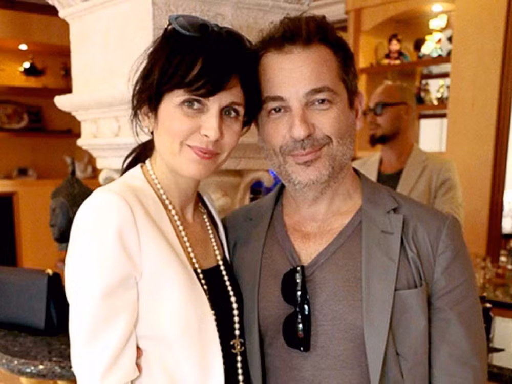 10. Cặp đôi Eric Malka and Myriam Zaoui - Thương hiệu The Art of Shaving: Năm 1995, Zaoui nhận thấy Malka bị dị ứng mỗi lần cạo râu. Vì thế cô tự mày mò làm ra một loại nước cạo râu chiết xuất từ thiên nhiên cho anh. Năm sau, cặp đôi này chính thức mở cửa hàng Art of Shaving đầu tiên ở New York để giới thiệu sản phẩm. Cặp đôi này mong muốn việc cạo râu đơn giản của cánh mày râu trở thành một trải nghiệm dễ chịu chứ không phải công việc nhàm chán. Năm 2009, công ty được bán cho Procter and Gamble sau 22 năm điều hành bởi Malka và Zaoui. Nhưng tên của các sản phẩm không hề thay đổi, nó như một biểu tượng trong không gian chải chuốt, chăm sóc của cánh mày râu.