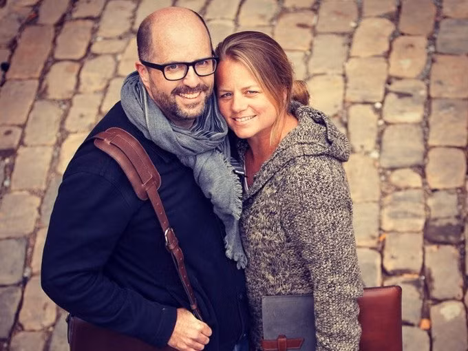 12. Cặp đôi Brian and Kari Holmes - Thương hiệu Pad &amp; Quill: Brian và Kari Holmes đã hợp tác với các thợ thủ công địa phương sản xuất bao da iPad từ năm 2010. 7 năm sau, họ vẫn giữ vững cam kết, làm việc cùng những người thợ ở địa phương để cho ra những sản phẩm phụ kiện công nghệ bằng da dưới tên Pad &amp; Quill. 70% sản phẩm được sản xuất tại Mỹ và đạt doanh thu 2.5 triệu USD vào năm 2016. Brian cho rằng sản xuất ở nước ngoài sẽ mang đến nhiều lợi nhuận hơn nhưng sản xuất tại Mỹ lại đảm bảo chất lượng hơn. Mà đây mới chính là điều kiện tiên quyết giữ chân khách hàng.