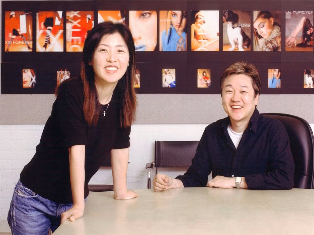 6. Cặp đôi Do Won and Jin Sook Chang: Thương hiệu Forever 21: Do Won và Jin Sook Chang đều là người Hàn Quốc, nhập cư vào Mỹ từ năm 1981 với quyết tâm đi tìm Giấc mơ Mỹ. 3 năm sau khi công việc kinh doanh cà phê thất bại, cặp đôi quyết định rút tiền tiết kiệm, mở một cửa hàng thời trang và lấy tên là Fashion 21 ở Los Angeles. 700.000USD là số tiền kiếm được trong năm đầu tiên. Sau này, Fashion 21 đổi thành Forever 21, một thương hiệu thời trang bình dân được các cô gái trên toàn thế giới yêu mến.