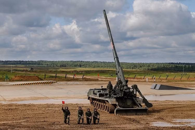 Tuy nhiên bên cạnh những lợi thế của mình, 2S7 Pion vẫn mang trên mình những bất lợi nhất định như các loại đạn pháo mà 2S7 Pion có thể triển khai khá hạn chế chỉ đếm trên đầu ngón tay, tốc độ bắn của pháo chỉ ở mức trung bình và không có khả năng triển khai các loại đạn dẫn đường tiên tiến. Nguồn ảnh: Bộ Quốc phòng Nga.