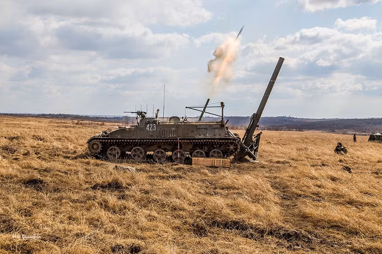 Pháo cối tự hành 2S4 Tyulpan cũng đã từng được thử lửa trong Chiến tranh Liên Xô-Afghanistan, với thiết kế của mình 2S4 có thể di chuyển trên nhiều loại địa hình khác nhau cùng với đó là khả năng cơ động. Tầm bắn tối đa 2S4 Tyulpan có thể đạt được là hơn 20km với tốc độ bắn chỉ khoảng 1 phát/phút. Nguồn ảnh: Defence.Ru.