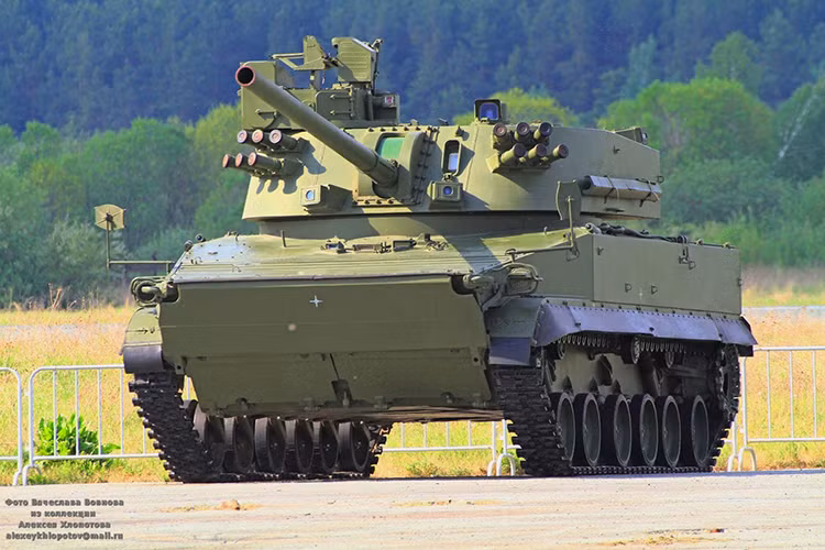 Ở vị trí tiếp theo là 2S31 Vena một mẫu pháo tự hành được phát triển trong giai đoạn cuối của Chiến tranh Lạnh trước khi Liên Xô tan rã. 2S31 Vena được trang bị một pháo chính 120mm đặt trên khung gầm bánh xích hạng nhẹ có khả năng cơ động nhanh trên nhiều loại địa hình khác nhau. Nguồn ảnh: blogspot.com.