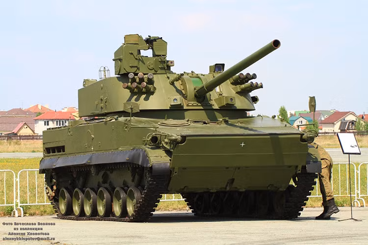 Điều khiến tổ hợp pháo cối 2S31 Vena trở nên đặc biệt chính là việc nó được trang bị một hệ thống máy tính điều khiển hỏa lực tiên tiến cho phép kíp chiến đấu nhập và gửi dữ liệu từng phát bắn hoặc lưu trữ đồng thời cùng lúc 30 mục tiêu. Sau khi nhận dữ liệu về mục tiêu chỉ sau 20 giây 2S31 Vena đã có thể sẵn sàng khai hỏa. Nguồn ảnh: blogspot.com.