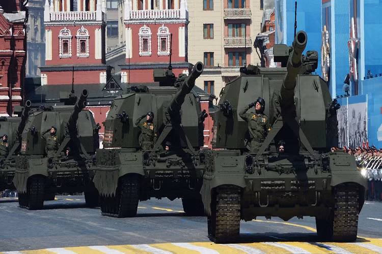 Theo đó Quân đội Nga sẽ tiếp nhận các đơn vị pháo tự hành 152mm Koalitsiya-SV đầu tiên vào năm 2020, tổ hợp pháo tự hành tiên tiến này có tốc độ bắn lên đến 16 phát/phút, hổ trợ triển khai đạn dẫn đường và có tầm bắn lên đến 70km. Trong tương lai Koalitsiya-SV sẽ được tự động hoàn toàn tương tự như xe tăng T-14 Armata. Nguồn ảnh: Defence.Ru.