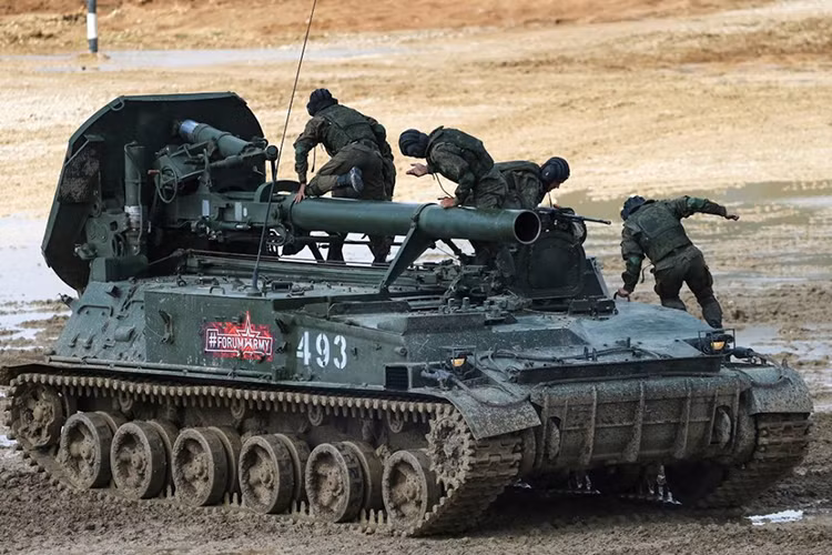 Các tên thứ ba trong top 5 này là một “người anh em” của 2S7 Pion mẫu pháo cối tự hành hạng nặng 2S4 Tyulpan được Liên Xô chế tạo từ những năm 1970, đến đầu những năm 1990 nó bị loại biên và chỉ mới được Quân đội Nga đưa vào trang bị trở lại trong năm nay. Nguồn ảnh: Defence.Ru.