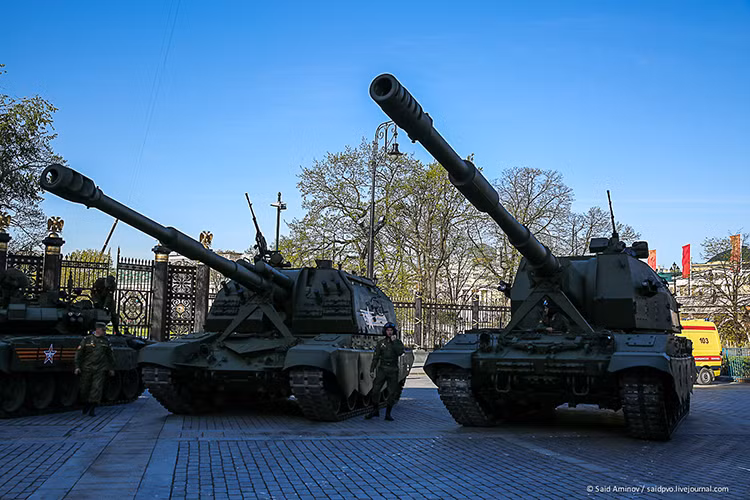 Sau khi được đưa vào trang bị, Koalitsiya-SV sẽ dần thay thế cho mẫu pháo tự hành 152mm Msta-S vốn phục vụ trong Quân đội Nga suốt hơn 20 năm qua. Tuy nhiên để Koalitsiya-SV có thể thay thế Msta-S hoàn toàn có sẽ mất đến hàng chục năm, bởi hiện tại Quân đội Nga vẫn còn sử dụng khá nhiều mẫu pháo có từ thời Liên Xô. Nguồn ảnh: WarWall.ru.