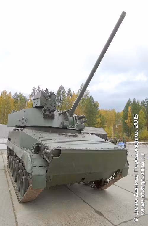 Tổ hợp pháo cối tự hành 2S31 Vena có tốc độ bắn khoảng 8-10 phát/phút, với cơ số đạn mang theo có thể lên đến 70 và có tầm bắn hiệu quả từ 7-13km. Nguồn ảnh: blogspot.com.