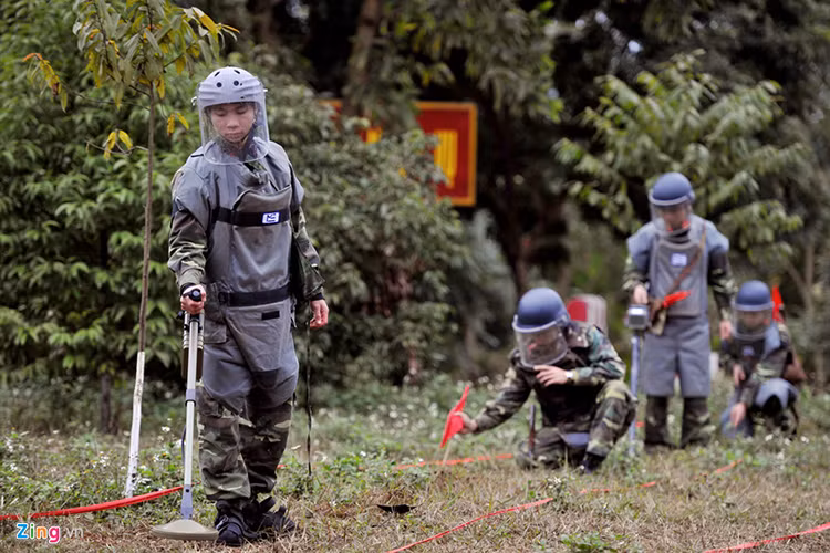 Mặc dù công binh Việt Nam đã được trang bị nhiều khí tài tối tân, tuy nhiên đó chỉ là các trang thiết bị cầm tay hạng nhẹ, nếu tham gia lực lượng gìn giữ hòa bình thì dự kiến yêu cầu nhiệm vụ sẽ phức tạp hơn nhiều. Do đó các chiến sĩ của chúng ta vẫn cần có thêm phương tiện khí tài đặc biệt để vừa hỗ trợ công việc một cách hiệu quả hơn, vừa đảm bảo khả năng bảo vệ người lính trong mọi tình huống. Nguồn ảnh: Zing.vn