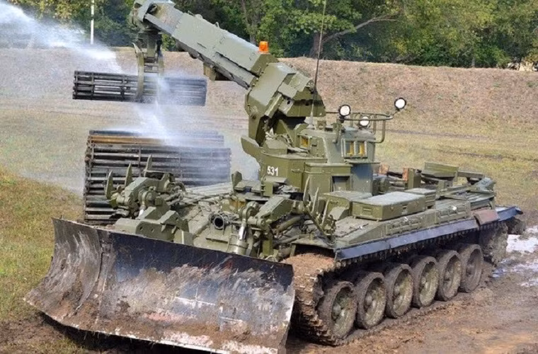 Năng suất lấp mương rãnh và chuẩn bị đường lên xuống: 350 - 360 m3/h; năng suất đào hầm 200 - 250 m3/h; năng suất chuẩn bị bến vượt có dốc xiên cao tới 6 m: 350 - 400 m3/h; năng suất bốc xúc, di chuyển đất đá 15 - 20 m3/h. Sức cẩu 2.000 kg; bán kính cẩu tối đa 8 m. Nguồn ảnh: Naija Gist.