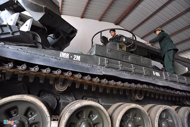 Phương tiện, khí tài này chính là xe công binh công trình đa năng IMR-2, chiếc “chiến xa” sử dụng khung gầm xe tăng chiến đấu chủ lực T-72.Nguồn ảnh: Zing.vn