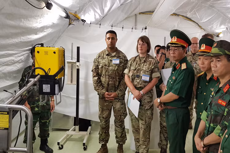 Thông tin trên vừa được Kênh truyền hình Quốc phòng Việt Nam đăng tải trong phóng sự “Nâng cao năng lực thực hành cho lực lượng bệnh viện dã chiến cấp 2”. Cụ thể, Ngoài việc cử các cán bộ tham gia Lực lượng gìn giữ hòa bình tại 2 phái bộ Nam Sudan và Cộng hòa Trung Phi, Việt Nam đã thành lập được Bệnh viện dã chiến cấp 2 số 1, sẵn sàng tham gia khi có đề nghị của Liên Hiệp Quốc, đồng thời bộ đội công binh cũng đang nỗ lực huấn luyện để có thể triển khai tại phái bộ trong thời gian sớm nhất. Nguồn ảnh: VOV.