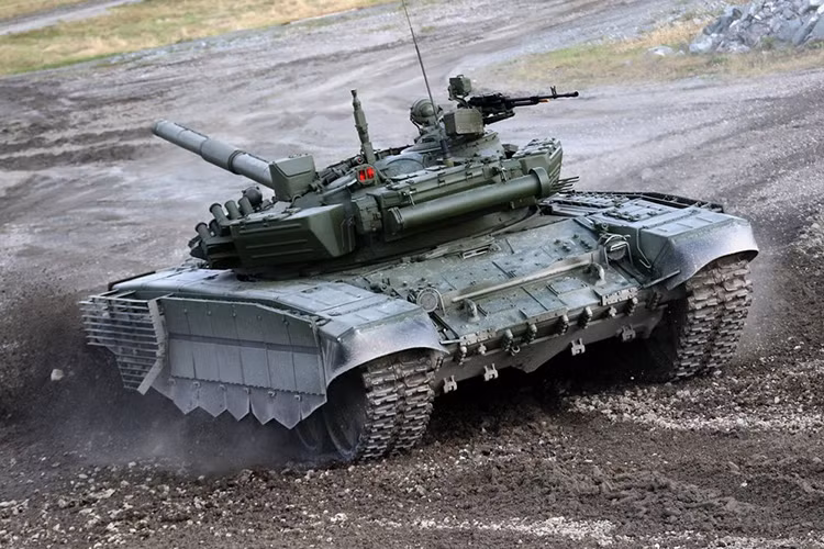 Một pha vừa quay tháp vừa lái của một chiếc T-72B3 tại Ural Tank, nhìn chung nhỏ gọn cơ động luôn là ưu thế của những chiếc xe tăng Nga trên chiến trường. Nguồn ảnh: rg.ru.