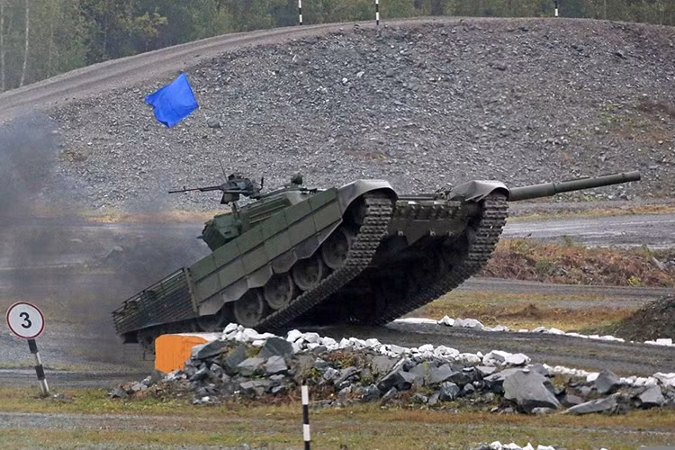 Hệ thống vũ khí chính trên T-72B3 là pháo nóng trơn 125mm 2A46M-5 có khả năng bắn tên lửa chống tăng dẫn đường qua nòng pháo chính, cùng với đó là súng máy đồng trục 7.62mm PKT và súng phòng không 12.7mm NSVT. Nguồn ảnh: rg.ru.