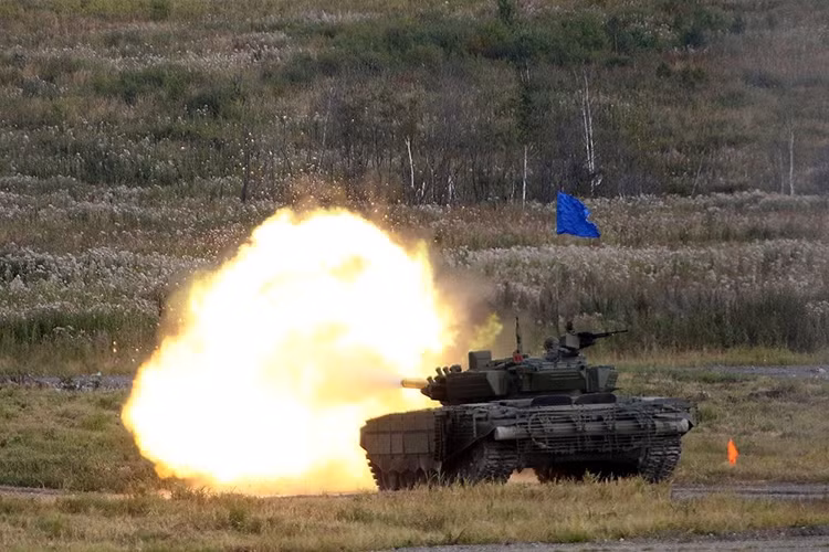 Buổi khai mạc kết thúc bằng một loạt đạn pháo 125mm từ những chiếc T-72B3. Nguồn ảnh: rg.ru.