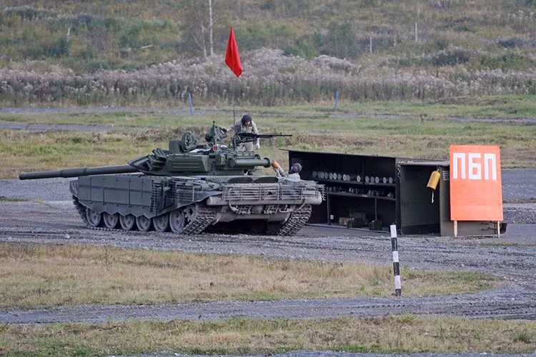 Kíp chiến đấu của T-72B3 vẫn tiêu chuẩn ba người với một chỉ huy xe, một pháo thủ và một lái xe. Trang thiết bị điện tử trên T-72B3 cũng được nâng cấp khá đáng kể so với những người tiền nhiệm trước đó. Nguồn ảnh: rg.ru.